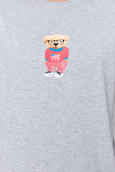 Trendyol Collection Graues Pyjama-Set mit bedruckten Strickshorts in normaler Passform TMNSS24PT00034