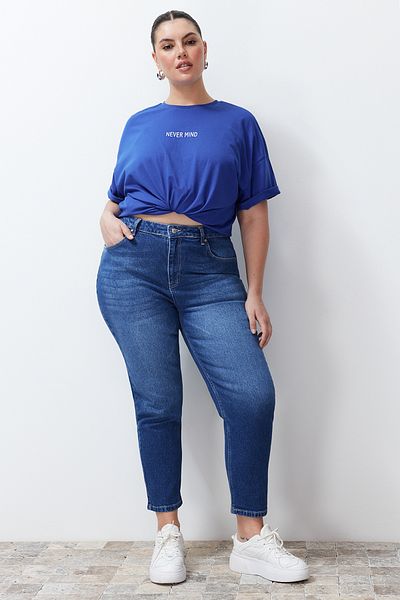 Trendyol Curve Dunkelblaue Slim Mom-Jeans mit hoher Taille TBBSS24CJ00036