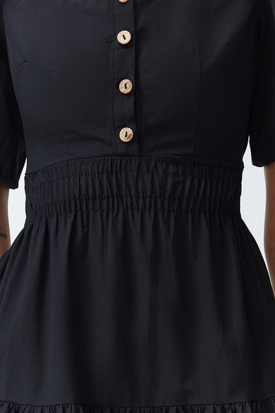 Trendyol Collection Černé lemování v pase a detailní čtvercový límec vzadu Maxi tkané šaty TWOSS24EL00431