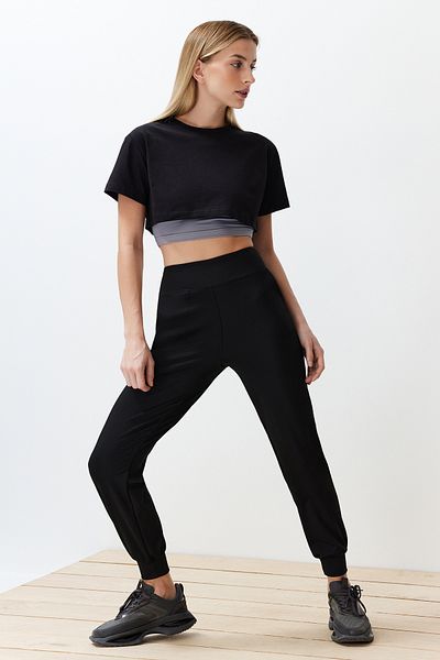 Trendyol Collection Gestrickte Sport-Jogginghose aus schwarzem Taucher-/Tauchstoffgewebe mit bequemer Passform THMSS24EA00001