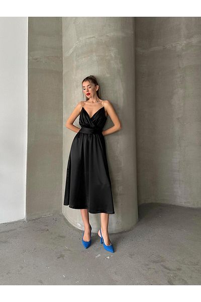 SEDA FİDAN Rochie din satin neagră - Design cu detaliu de piatră și bretele cu curea