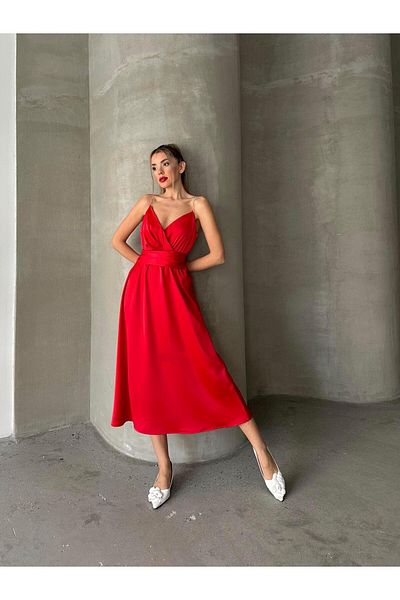 SEDA FİDAN Rochie din satin roșu - Design cu detaliu de piatră și bretele cu curea