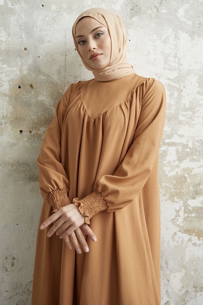 InStyle Sukienka Robe z Elastycznym Przodem - Camel