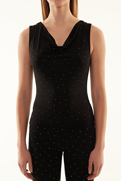 Trendyol Collection Černá pletená halenka s kapucí a lesklým kamenem - TPRSS24BZ00024