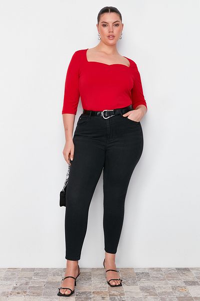 Trendyol Curve بلوزة محبوكة بياقة قلب أحمر للجسم TBBSS24AF00089