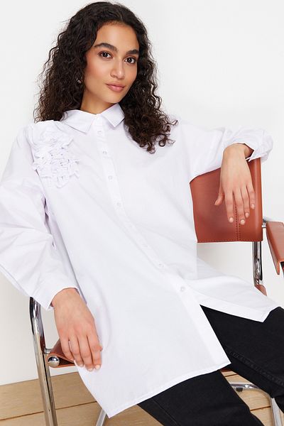Trendyol Modest قميص منسوج من القطن مزين بالزهور باللون الأبيض TCTSS24TG00030