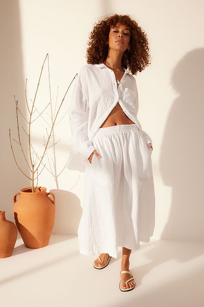 Trendyol Collection Weißer Midirock aus 100 % Leinen mit elastischer Taille TWOSS24ET00153