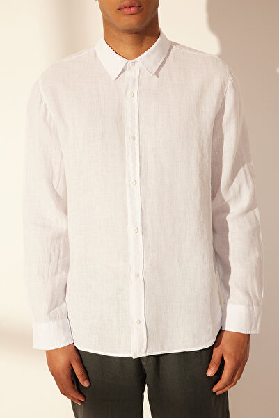 Trendyol Collection Weißes Premium-Hemd aus 100 % Leinen mit normaler Passform TMNSS24GO00058