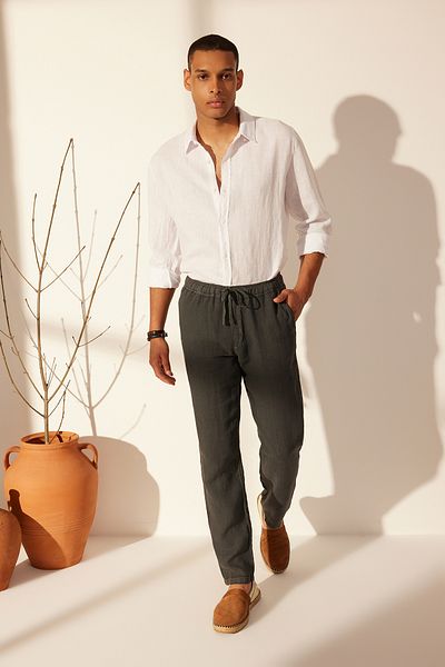 Trendyol Collection Premium-Hose aus 100 % Leinen in Grau mit elastischem Bund und gerader Taille TMNSS24PL00018