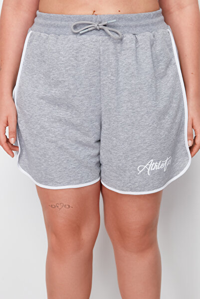 Trendyol Curve Šedé pletené šortky velké velikosti – potisk sloganu a detail lemování Tbbss24Ap00028