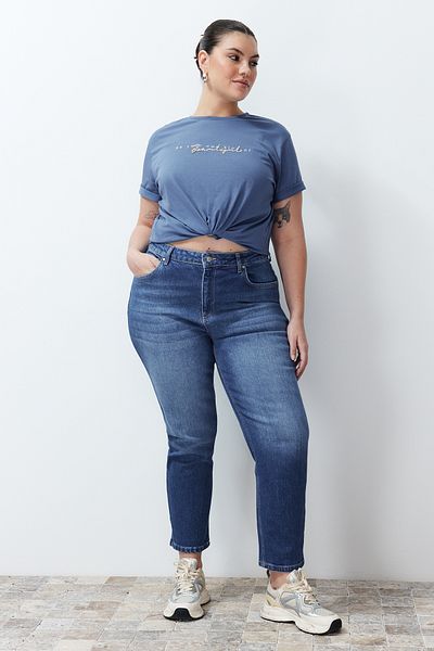 Trendyol Curve Blaue, nachhaltigere Mom-Jeans mit hoher Taille und schmaler Passform TBBSS24CJ00036