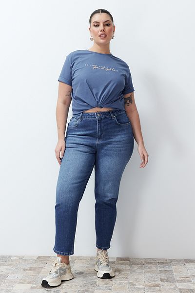 Trendyol Curve Blaue, nachhaltigere Mom-Jeans mit hoher Taille und schmaler Passform TBBSS24CJ00036
