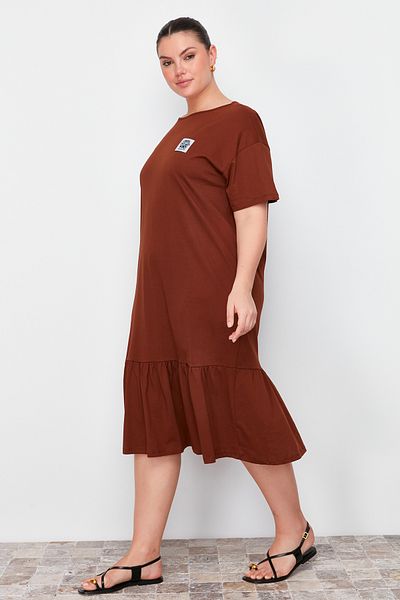 Trendyol Curve T-Shirt-Kleid in Übergröße aus 100 % Baumwolle mit Rüschensaum und Etikettendetail – TBBSS24AH00171