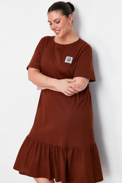 Trendyol Curve Tričko ve velké velikosti ze 100% bavlny s nařasenou sukní a detailem štítku - Tbbss24Ah00171