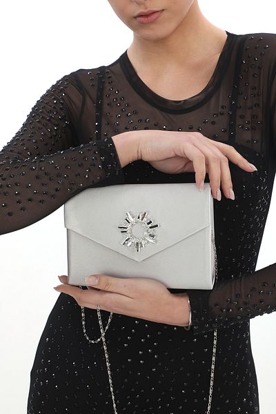 Piedra Material din țesătură satinată de culoare argintie cu accesorii din piatră Husă plic magnetică poate fi folosită cu curea Rochie de seară