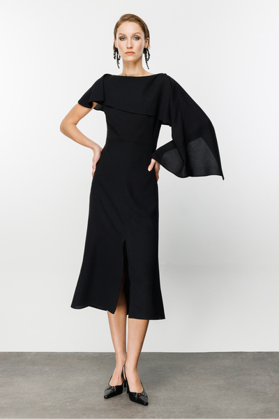 Nefeli Pelerin Yakalı Yırtmaçlı Elbise SİYAH