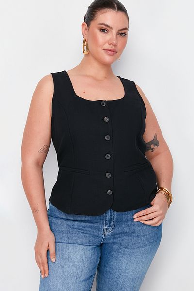 Trendyol Curve Schwarze Weste mit eckigem Kragen TBBSS24BH00001