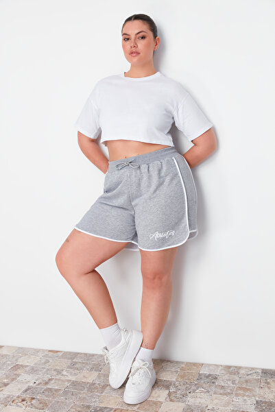 Trendyol Curve Šedé pletené šortky velké velikosti – potisk sloganu a detail lemování Tbbss24Ap00028