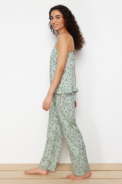 Trendyol Collection Grünes Pyjama-Set aus Viskose mit Blumenmuster – Rüschen- und Seilriemen THMSS24PT00300