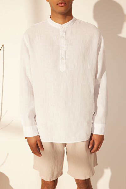 Trendyol Collection Bílá limitovaná edice 100% len Regular Judge Collar Half Placket Shirt TMNSS24GO00057