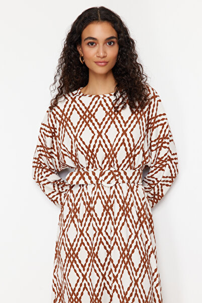 Trendyol Modest Ζώνη με μοτίβο κανέλας Λεπτομερές τσαλακωμένο υφασμένο φόρεμα TCTSS24EB00233