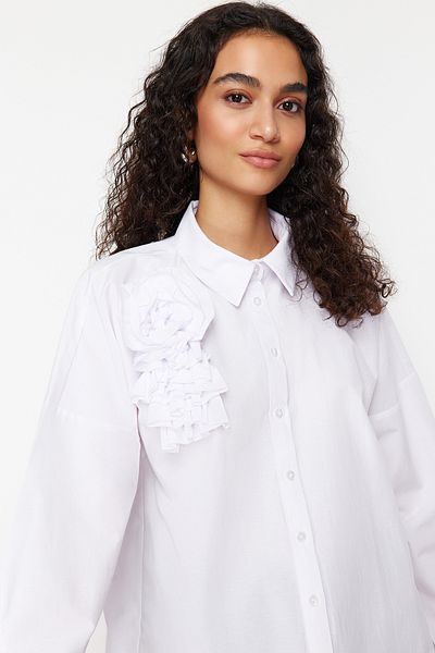 Trendyol Modest قميص منسوج من القطن مزين بالزهور باللون الأبيض TCTSS24TG00030