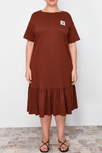 Trendyol Curve Tričko ve velké velikosti ze 100% bavlny s nařasenou sukní a detailem štítku - Tbbss24Ah00171