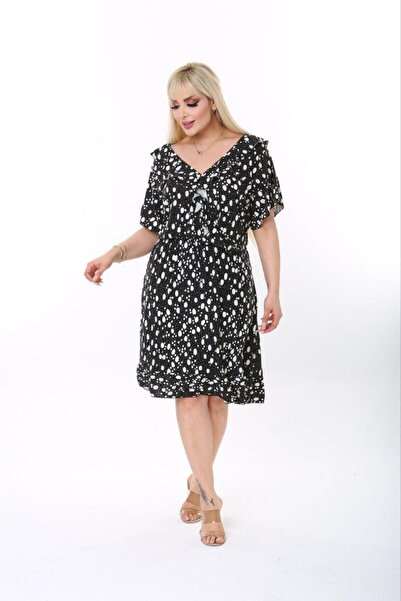 Truva XXL Φόρεμα με λαιμόκοψη σε μεγάλο μέγεθος με πουά μαύρο Elb651