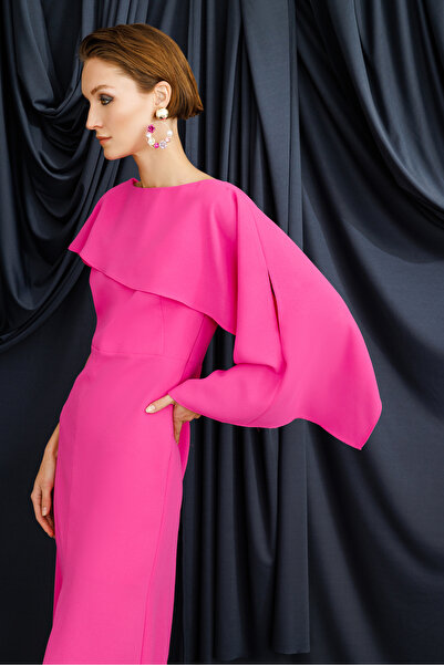 Nefeli فستان بياقة عباءة وفتحة جانبية باللون الفوشيا