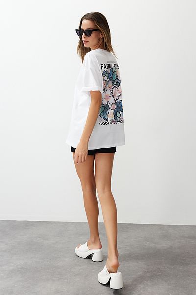 Trendyol Collection Ecrufarbenes Oversize-T-Shirt aus 100 % Baumwolle – Rückseite und Vorderseite bedruckt TWOSS24TS00183