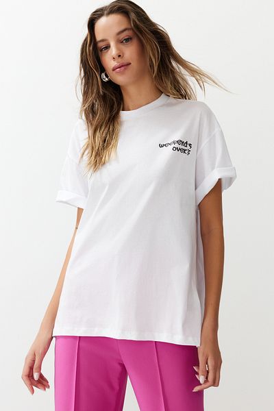 Trendyol Collection Λευκό 100% βαμβακερό σλόγκαν με στάμπα oversize/φαρδιά κοντομάνικο πλεκτό μπλουζάκι TWOSS24TS00173