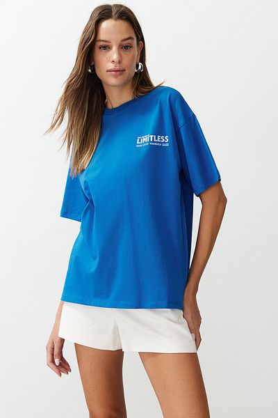 Trendyol Collection Saks 100% bavlna vzadu a vpředu Slogan s potiskem Oversize/Wide Fit Pletené tričko TWOSS24TS00186