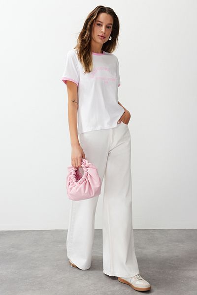 Trendyol Collection Tričko ze 100% bavlny Ecru – potisk sloganu a kontrastní detail TWOSS24TS00105