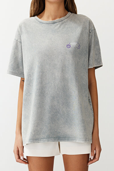 Trendyol Collection Ανοιχτό γκρι χοντρό βαμβακερό μπλουζάκι με στάμπα με σλόγκαν, πλεκτό με φόρμα oversize, πλεκτό μπλουζάκι TWOSS24TS00200