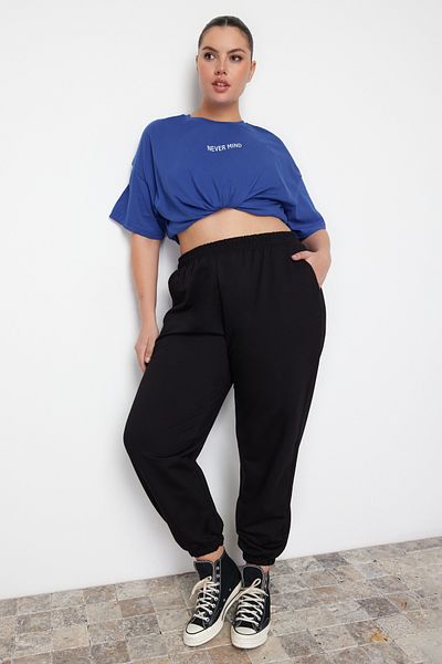 Trendyol Curve Schwarze Jogger-Jogginghose mit dehnbarer Taille – dünne elastische Beine, Übergröße TBBAW23AJ00002