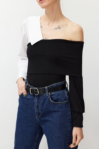 Edit by Trendyol Mehrfarbige Off-Shoulder-Bluse aus doppeltem Stoff mit Details TEDSS24BZ00017