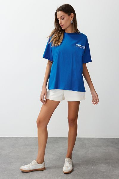 Trendyol Collection Saks 100% bavlna vzadu a vpředu Slogan s potiskem Oversize/Wide Fit Pletené tričko TWOSS24TS00186