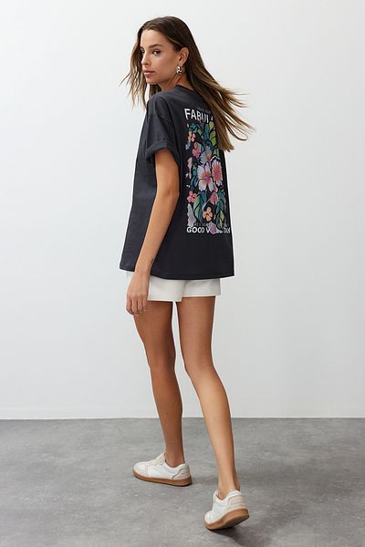 Trendyol Collection Anthrazitfarbenes, übergroßes bedrucktes Baumwoll-T-Shirt – TWOSS24TS00183