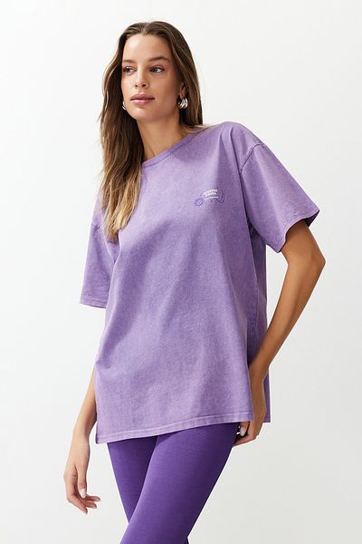 Trendyol Collection Lilafarbenes Oversize/Wide Fit T-Shirt aus 100 % gestrickter Baumwolle mit waschbarem Slogan und Aufdruck auf der Rückseite TWOSS24TS00200