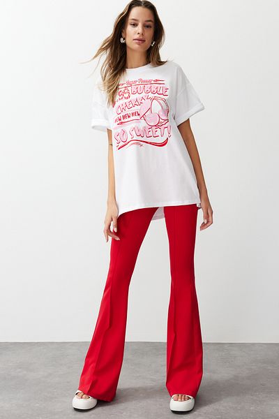 Trendyol Collection Weißes, bedrucktes, übergroßes/bequem geschnittenes Strick-T-Shirt aus 100 % Single-Jersey TWOSS24TS00123