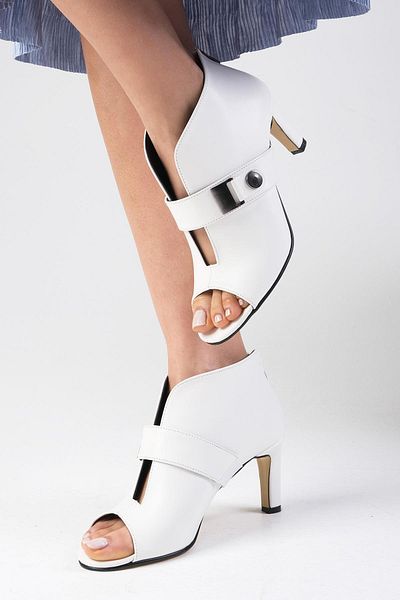 Mio Gusto White Short Heeled Bootie