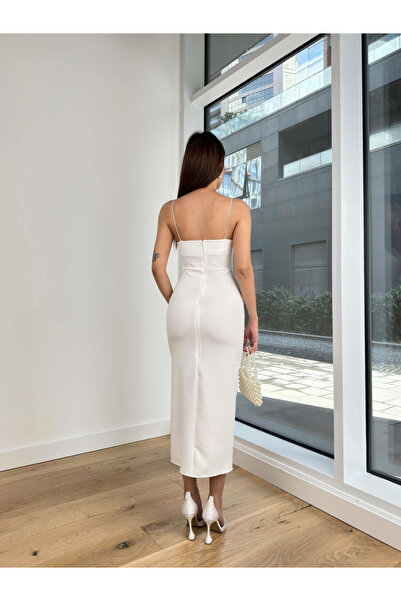 My Blog Bílé šaty s tenkým ramínkem vpředu asymetrického střihu s rozparkem