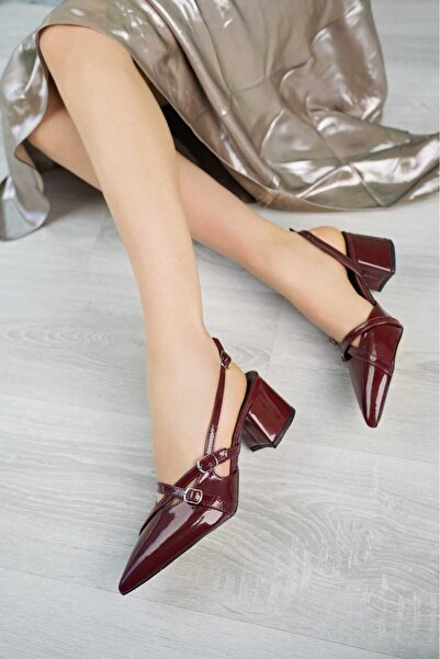 LARİNA SHOES حذاء نسائي ذو كعب قصير بإبزيم ومقدمة مدببة