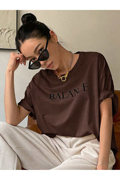 BEETON تي شيرت Balance - تي شيرت بني كبير الحجم مطبوع بأكمام قصيرة ورقبة دائرية