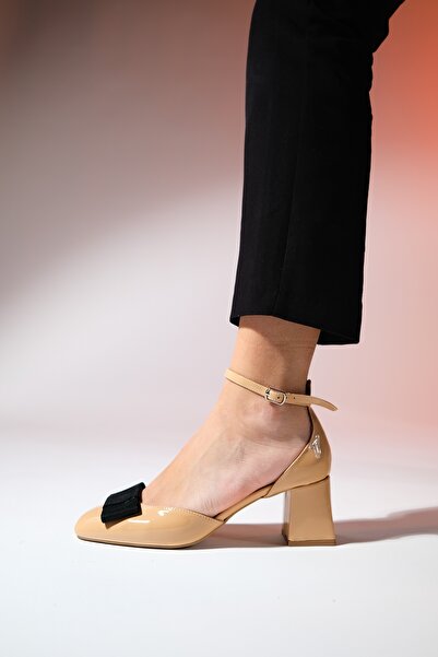 LuviShoes BRIT Sötétbézs lakkbőr női masni vastag sarkú cipő