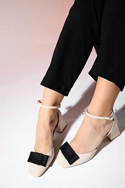 LuviShoes BRIT bézs lakkbőr női masni vastag sarkú cipő