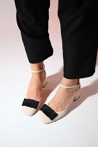 LuviShoes BRIT Béžová lakovaná dámská mašlička na tlustém podpatku