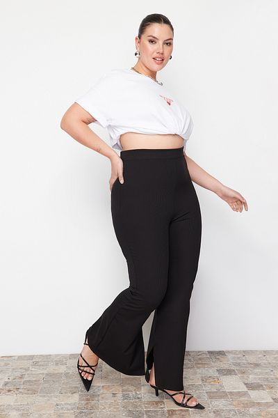 Trendyol Curve Schwarze, ausgestellte, gestrickte Hose mit spanischem Beinschlitz in Übergröße TBBAW23AR00030
