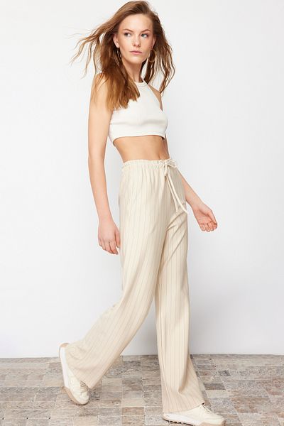 Trendyol Collection Beige, dick gestreifte Stretchhose mit geradem Schnitt TWOSS24PL00072