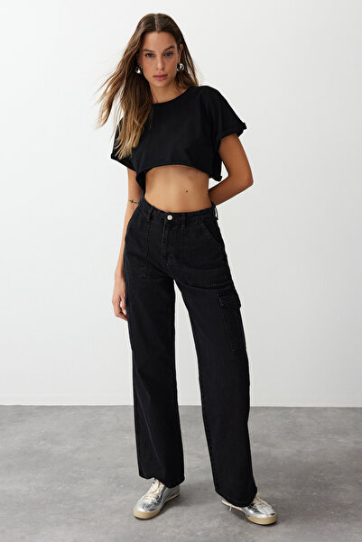 Trendyol Collection Schwarze Cargo-Taschenjeans mit hoher Taille und weitem Bein TWOAW22JE0393
